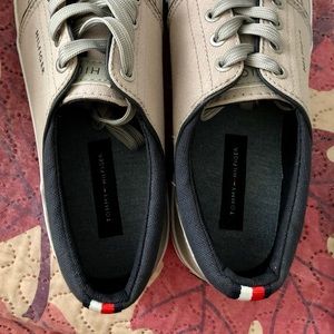 Tommy Hilfiger- shoes size:9
